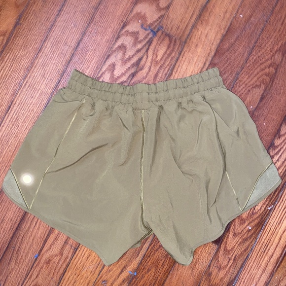 Lululemon 2.5” Hotty Hot Low Rise Shorts in Golden Lime - Picture 3 of 5